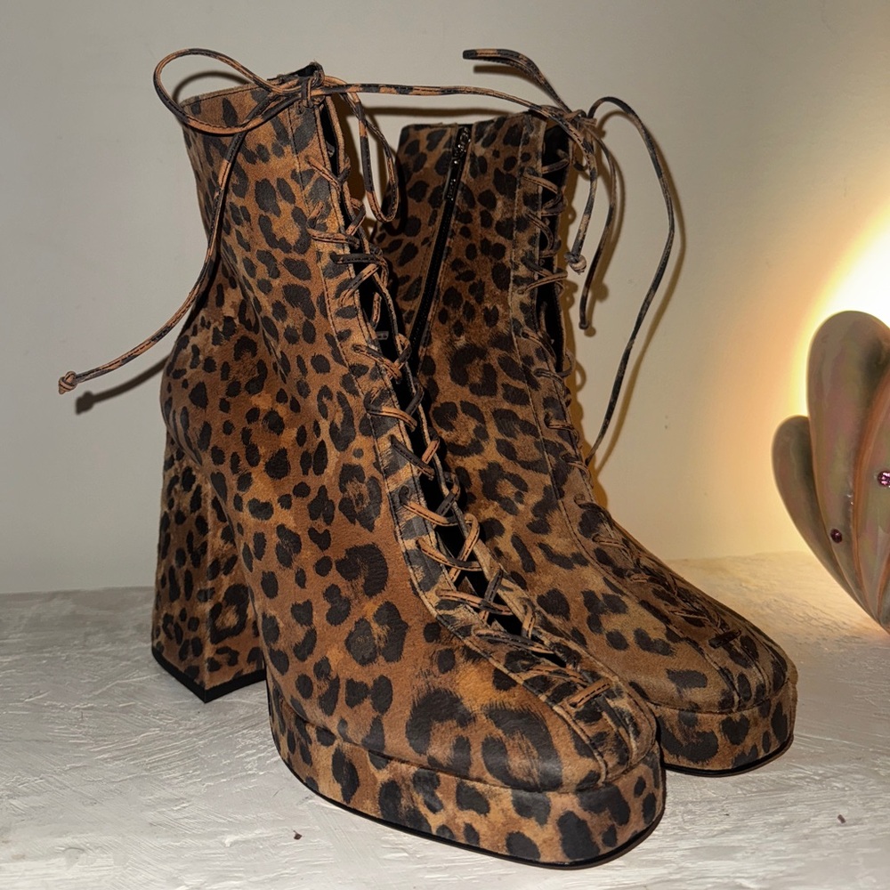 SCHUTZ NWT Leopard Lace-Up 4.5 inch platform Boots - size 9.5